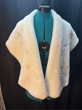 Source Unknown Ivory Faux Fur Floral Shawl Collar Wrap